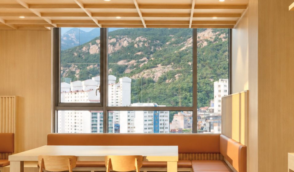 창 너머로 북한산이 보이는 공용 라운지