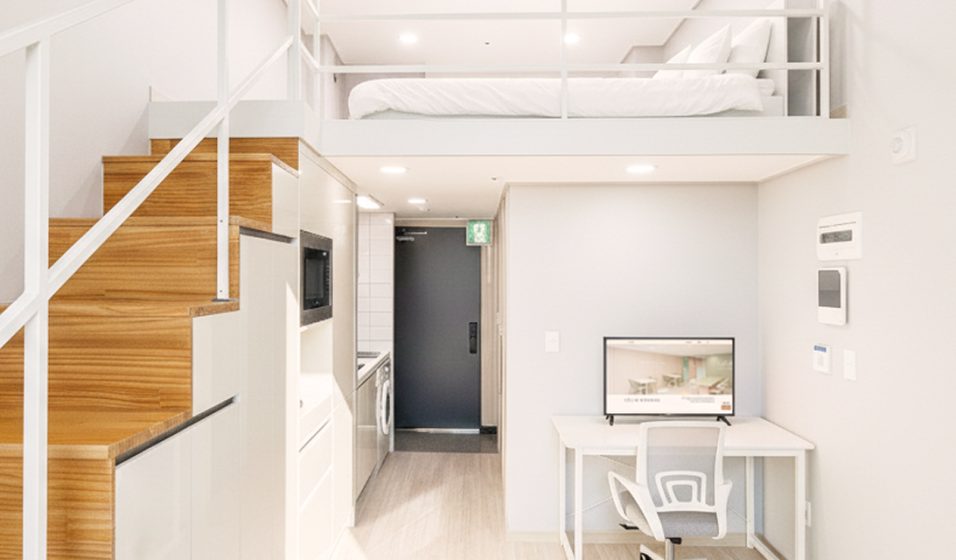 침대와 가전이 갖춰진 복층 객실